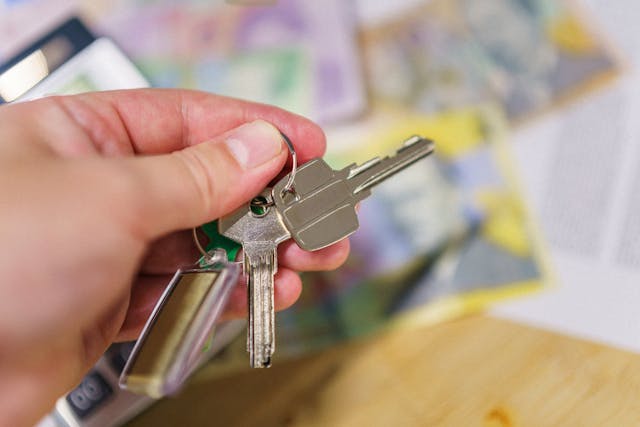 house keys in someone’s hand
